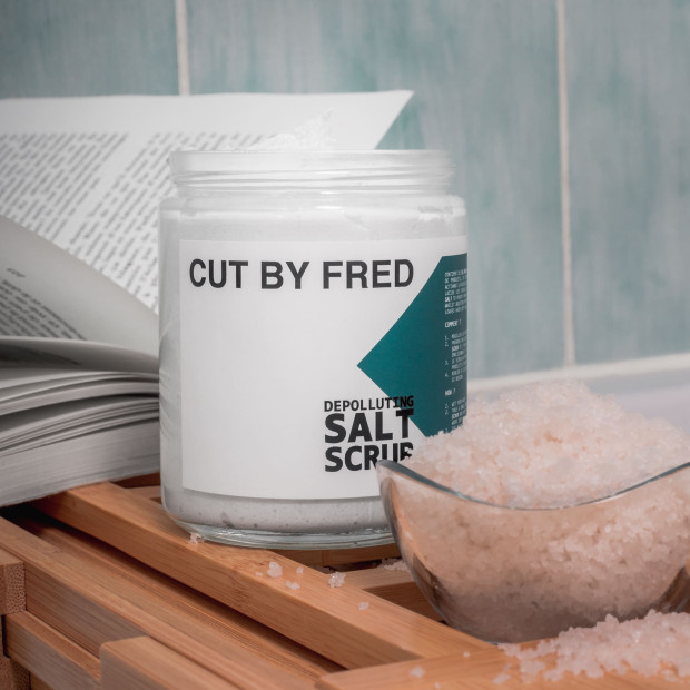 Cut by Fred Depolluting Salt Scrub, 300g | Parashop.com